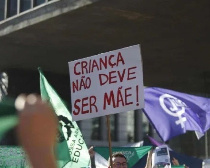 veronicalima_ve's tweet photo. O Curioso Caso do Senado Federal:

⏳ Demora séculos para pautar o fim da escala 6x1
⚡ Leva minutos para aprovar o PDL da P3d0fil14

Que prioridades são essas?
CRIANÇA NÃO É MÃE! https://t.co/Z8ZXsXiN3h