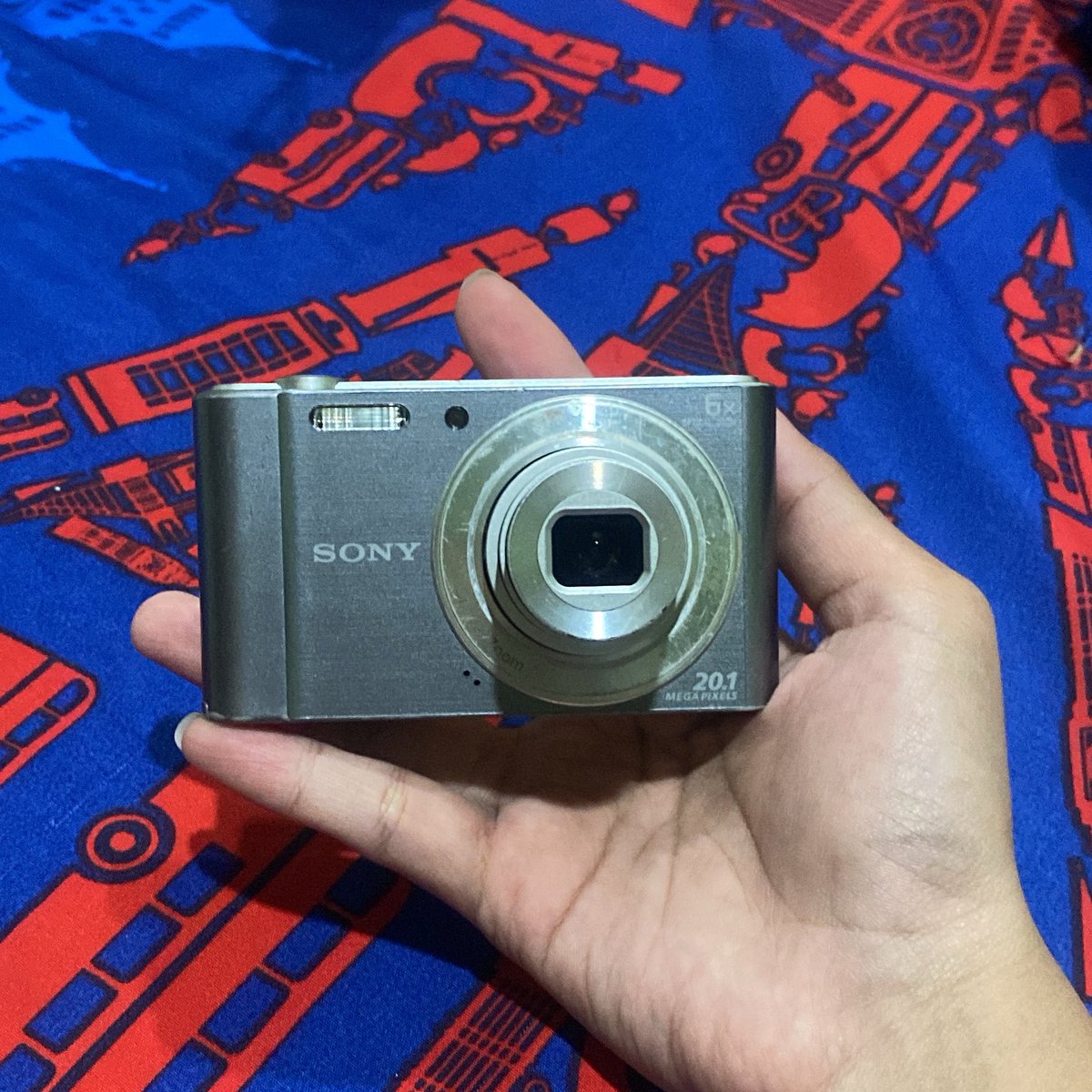 cacapiew's tweet photo. WTS DIGICAM 
📸SONY W810📸
💸1.1jt nett💸

•minus: vignette sangat tipis (ga pengaruh hasil) &amp; noda zoom samar bgt
•kelengkapan: kamera, baterai, charger universal, memory card, card reader type c &amp; usb, strap
•shopee on🍊

t. wtb wtt jual beli kamera digital beli https://t.co/MjhKNqD7w9