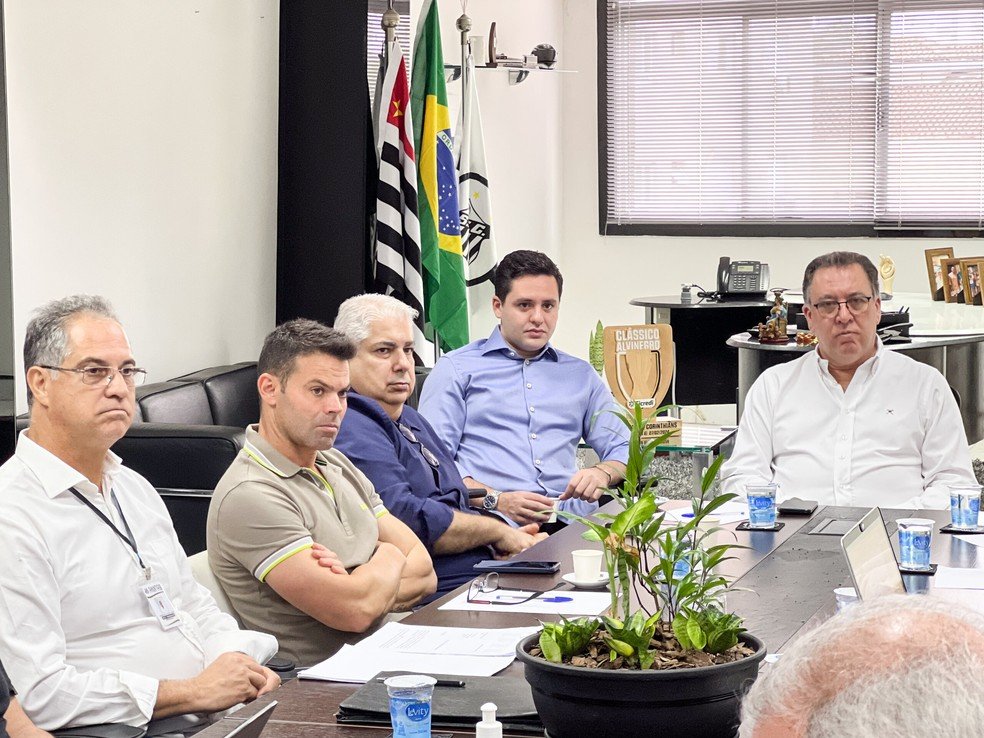 lipaosantosfc's tweet photo. EDITORIAL: A DERROTA DOS DONOS DO PODER

A suspensão da votação do novo Estatuto expôs aquilo que muitos já suspeitavam: Fernando Akaoui e Marcelo Teixeira tentavam criar regras capazes de inviabilizar a candidatura de Ivan Luduvice e favorecer a permanência do atual grupo no poder.

Mas o plano encontrou resistência. Após sucessivas derrotas no Conselho Deliberativo, a situação percebeu que corria o risco não apenas de perder a votação, mas também de antecipar uma eleição na qual sabe estar muito atrás do principal nome da oposição.

A natureza pouco republicana da proposta ficou evidente. E só não avançou graças ao trabalho da imprensa especializada e da torcida organizada, que deram uma aula de democracia e participação, enquanto alguns conselheiros marcelistas compareciam armados à votação.

Faltam seis meses para a eleição. E eu não vou ficar em cima do muro: esta gestão consegue ser pior do que a de Andrés Rueda. Não apenas pela incompetência administrativa, mas pela impressão cada vez mais clara de que seus dirigentes colocam interesses políticos acima dos interesses do Santos Futebol Clube.

A derrota do Estatuto foi uma vitória da democracia santista. E apenas o começo do debate que definirá o futuro do clube.