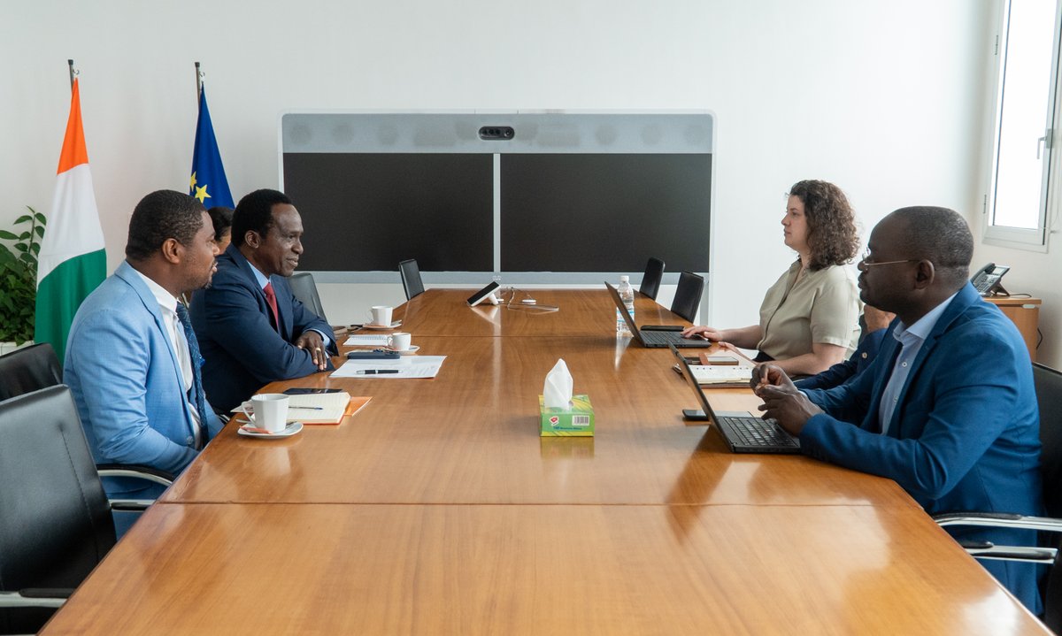 UnfpaCI's tweet photo. 1/2 Le Représentant Résident M. @kabore8saidou a été reçu en audience en ce jour par SEM. @IrchadR, Ambassadeur de 🇪🇺 en 🇨🇮.
Les échanges ont porté sur la coopération UE/UNFPA, notamment en matière de réduction de la mortalité maternelle à travers le Projet SafeBirth Africa. https://t.co/Z3I4xFKPII