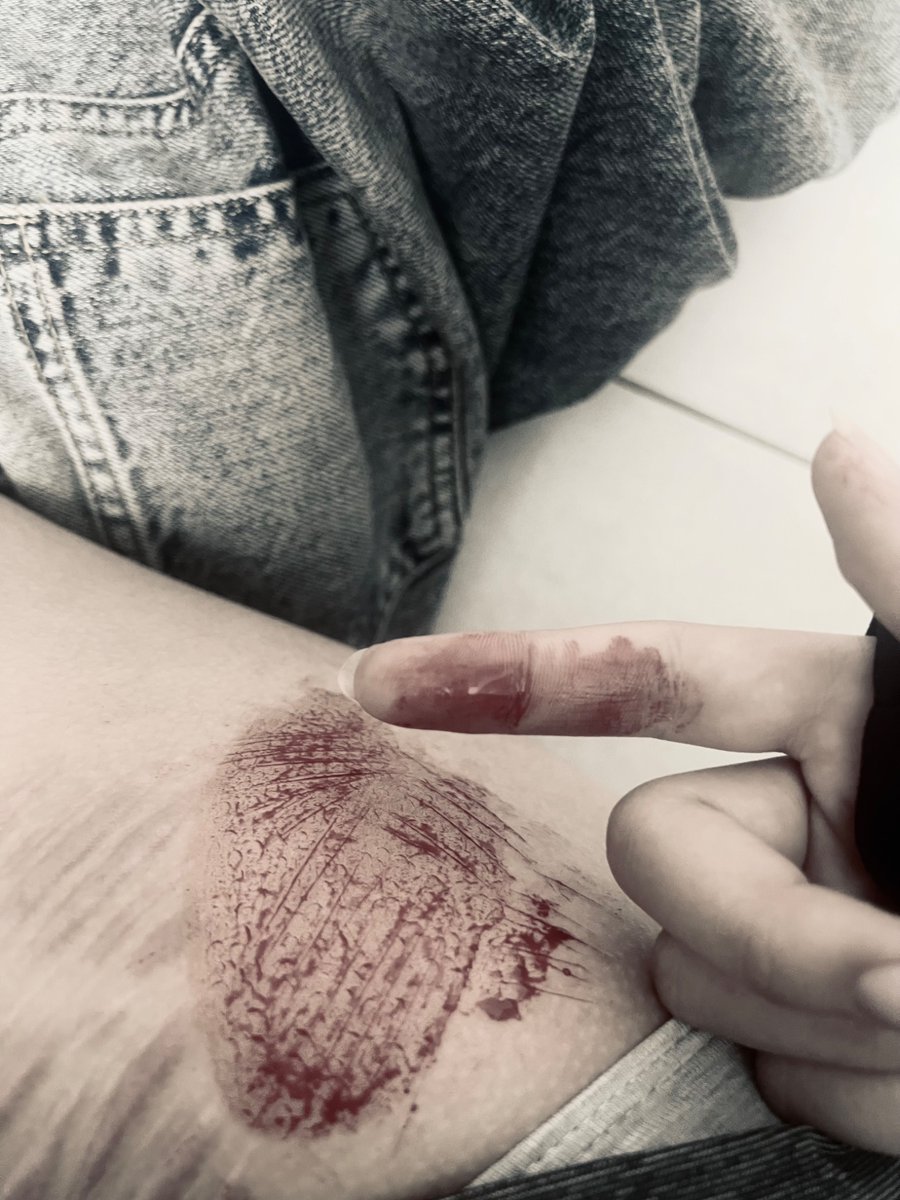 __ALTHIA__'s tweet photo. New paint I made this morning ❤️
#slittwt https://t.co/VOck8H5Nza