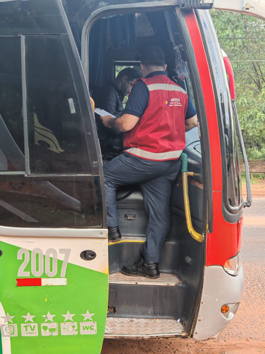 MTESS_PY's tweet photo. #TrabajoFormal| Operativo de control en ruta para verificar el cumplimiento de los derechos laborales en el transporte

La Comisión Interinstitucional de Transporte llevó a cabo un operativo de control en ruta en la ciudad de J. Augusto Saldívar, con el objetivo de promover la formalización laboral en el sector y verificar el cumplimiento de las obligaciones en materia de seguridad social, así como el respeto de los derechos laborales.

Los controles abarcaron entrevistas con trabajadores del transporte público de pasajeros y del transporte de cargas. 

Del operativo participaron funcionarios de las instituciones que integran la Comisión, entre ellas el Ministerio de Trabajo, el Viceministerio de Transporte del @mopcparaguay, el @IPSParaguay y la @dinatranpy.