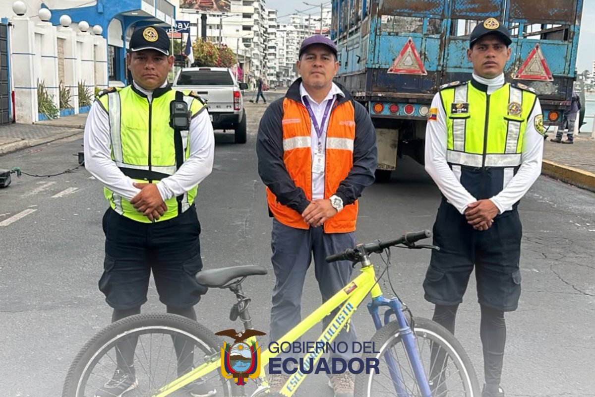 Riesgos_Ec's tweet photo. 📍 #SantaElena

Ante la subida de marea registrada en el sector costero, la Secretaría Nacional de Gestión de Riesgos articula acciones con las instituciones competentes para coordinar labores de limpieza y atención en las zonas afectadas.

Mantenemos monitoreo permanente de la situación y coordinación interinstitucional para proteger a la ciudadanía.

#GobiernoDelEcuador