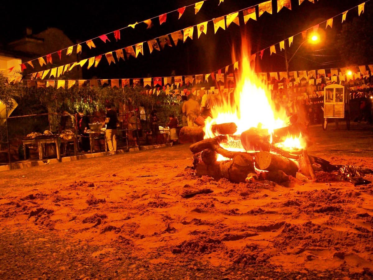 2binzone's tweet photo. @710luvs i don’t think you’ve heard of it but it’s a northeast brazilian holiday called “são joão” it’s basically cozy family/friends gathering to eat food (mostly corn 😭), listen to local music and build bonfires… it’s really nice and it’s happening this month!!!! https://t.co/dziYiK8laV