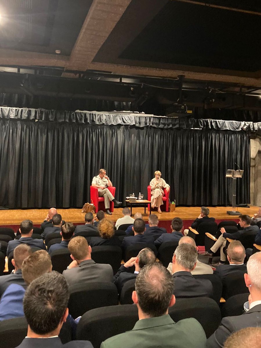 FRDefenseITALY's tweet photo. In occasione della loro sosta a Roma, ho avuto il piacere di accogliere gli uditori dell’École de guerre Terre. Hanno avuto il privilegio di incontrare il Capo di Stato Maggiore dell’@Esercito e di dialogare con l’Ambasciatrice di Francia @amdescotes 🇮🇹🇫🇷. https://t.co/a0iSJDYaSz