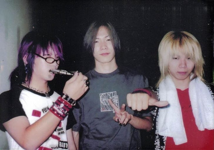 SR2198's tweet photo. #theGazettE #麗 #我最愛的吉他手二之一 生日快樂🎂🍻🎸
雷爺生賀文我都還沒補完，又輪到嶋爺生日了😑
只好上嚕麗雷屁孩時期素顏照（生日定番 (X
（下續） https://t.co/plH4a1Nf9D