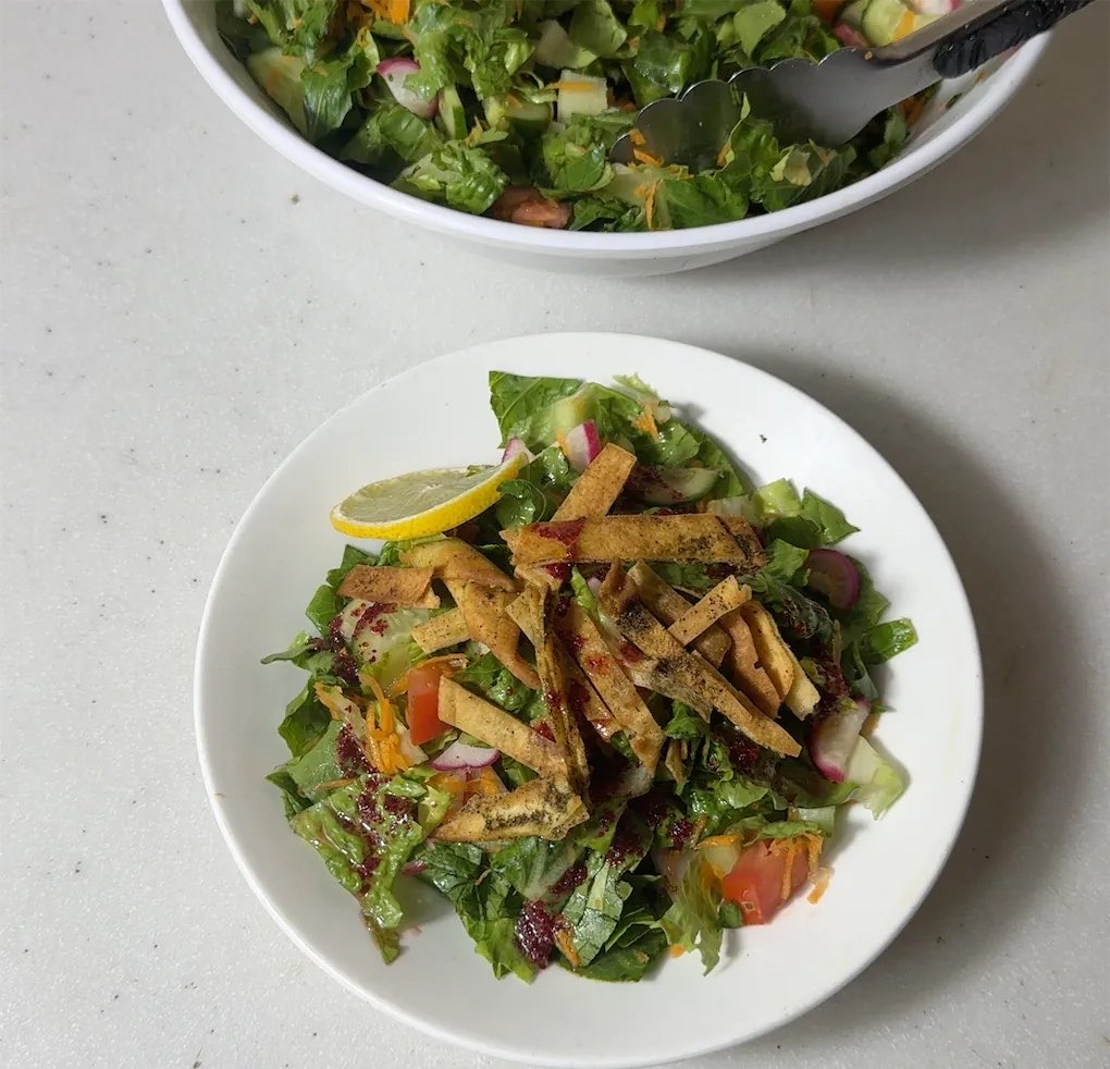 SbYp4's tweet photo. سلطة الفتوش 🥗🥬🍅🥕🥒
سعرات الطبق :  ٦٧ سعرة حرارية ، الكارب : ١٠ ج

الطريقة في الوصف ALT  👇🏻 https://t.co/LcHNznFs52