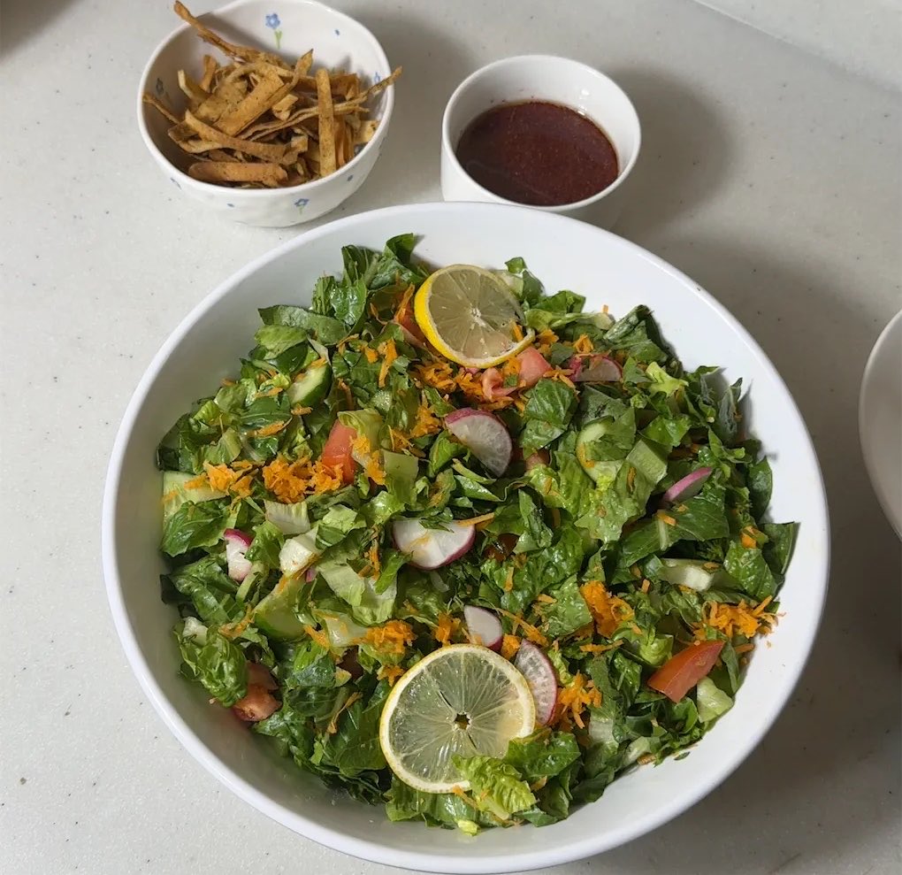 SbYp4's tweet photo. سلطة الفتوش 🥗🥬🍅🥕🥒
سعرات الطبق :  ٦٧ سعرة حرارية ، الكارب : ١٠ ج

الطريقة في الوصف ALT  👇🏻 https://t.co/LcHNznFs52