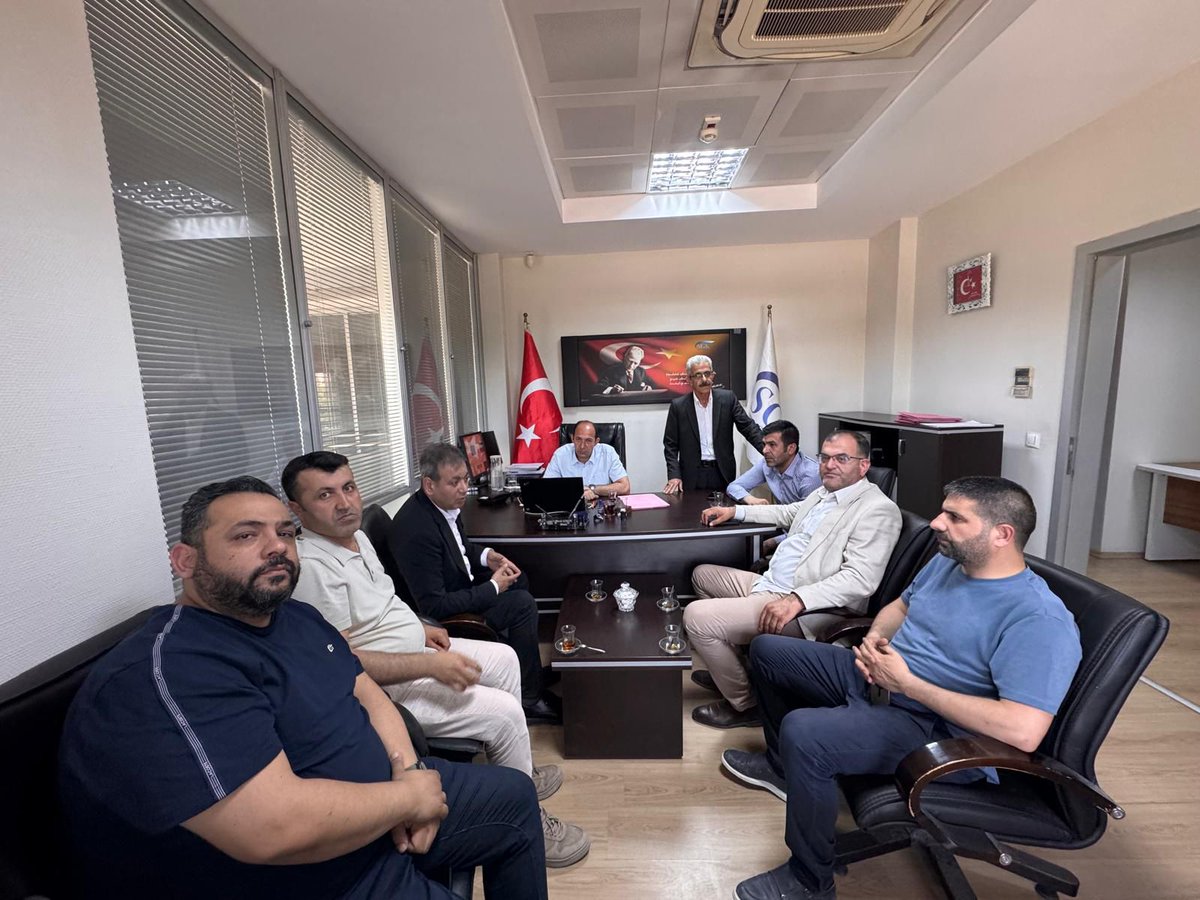 urfasmmmo's tweet photo. Viranşehir ilçemizde meslektaşlarımızla bir araya gelerek  Toplantımızda mesleğimizle ilgili güncel konuları ve meslektaşlarımızın taleplerini değerlendirdik.

Vergi Dairesi ve Sgk Müdürlüklerimizi ziyaret ederek kurum yetkilileriyle görüş alışverişinde bulunduk. https://t.co/HD4DpciZ60