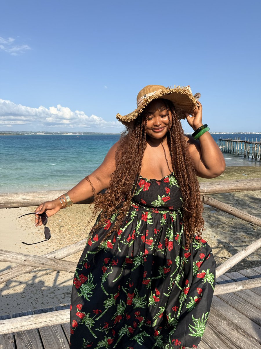 adaezennaji_'s tweet photo. Just a girl loudly loved by the universe and its creator 🥰😍🏖️🏝️
Dress from @Nchizzyy https://t.co/emrBrDnqzQ
