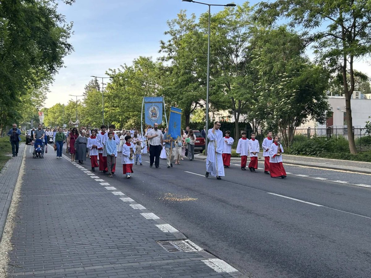 AwDitrich's tweet photo. Procesja na jednej z głównych dróg Warszawy bez zabezpieczenia? Złośliwość, brak zasobów czy zwykłe zaniedbanie?

4 czerwca podczas procesji Bożego Ciała w Warszawie (ul. Spartańska -> Woronicza, Parafia NMP Matki Zbawiciela) nie było asysty policji, choć dwa tygodnie przed wydarzeniem zostały złożone wnioski do Komendy Rejonowej Policji Warszawa II. W procesji uczestniczyć miało ok. 300 wiernych. Ksiądz miał dostać wcześniej informację, że policja się pojawi, ale asysta się nie pojawiła.

Mimo telefonów do Komendanta (bezpośrednio), ten miał nie odbierać. Policja pojawiła się dopiero po ok. godzinie, gdy procesja miała dotrzeć za Rondo "Miś" (ostatni ołtarz). Analogiczna sytuacja miała mieć miejsce także w sąsiedniej parafii św. Kazimierza Królewicza w Warszawie przy ul. Chełmskiej.