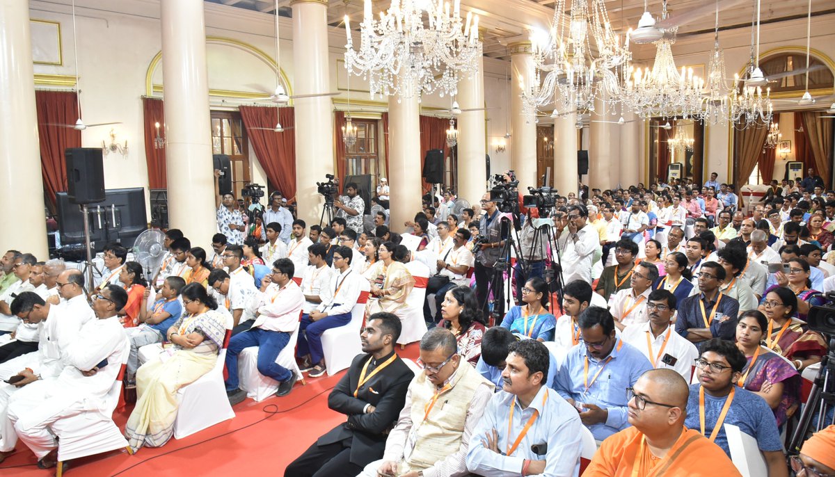 lokbhavan_wb's tweet photo. Governor Ravi felicitated over 130 top-ranking students of the West Bengal Madhyamik Examination, along with their parents, at Lok Bhavan, Kolkata, and presented them with medals and copies of Exam Warriors, authored by Prime Minister Shri @NarendraModi.
#Students #ExamWarriors #GovernorRavi #LokBhavan