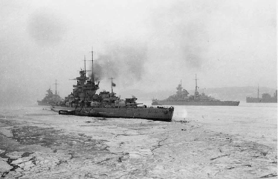 HiddenHistoryYT's tweet photo. Schlachtschiff (battleship) Gneisenau with Schlachtschiff Scharnhorst in front and the Schwerer Kreuzer (heavy cruiser) Admiral Hipper to Gneisenau’s starboard side in Wilhelmshaven in the winter of 1939. https://t.co/yvuTQbbfoh