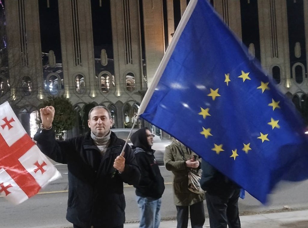 ditasutterova's tweet photo. Včera byl v Baku maskovanými muži zadržen ázerbájdžánský novinář Afgan Sadigov, vytrvalý odpůrce režimů Bidziny i Aliyeva. Žil v Gruzii od roku 2023 a účastnil se každého protestu proti GD. 

Začátkem dubna byl však odtud unesen a prodán gruzínskou vládou do Ázerbájdžánu, ačkoliv to Evropský soud výslovně zakazoval, protože pro něj bylo Baku nebezpečné. Pamatuju si, jak jsem se ho tu noc snažila najít před gruzínským parlamentem, ale už tam nebyl. 

Jeho právnička potvrzuje, že celá akce byla ze strany obou režimů delší dobu plánována. Neví se sice přesně, co bylo součástí tohoto obchodu, ale najednou se po mnoha letech obnovilo vlakové spojení Tbilisi–Baku, Gruzie nově umožnila tranzit a obchod mezi Arménií a Ázerbájdžánem přes své území a Aliyev přijel den poté na návštěvu do Tbs.

Afgan v Ázerbájdžánu nejprve získal pas, aby mohl vycestovat a konečně se přestěhovat za svou rodinou do EU. Na letišti v Baku ho ale před pár týdny zastavili a zakázali mu opustit zemi. 

Tehdy ho sice „jen“ poslali domů, ale po včerejším zásahu skončil opět v ázerbájdžánském vězení.