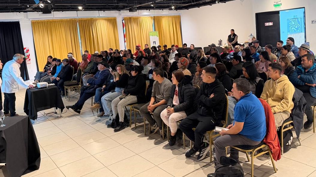 econprod_rn's tweet photo. CAPACITACIÓN EN BUENAS PRÁCTICAS PARA EL SECTOR CÁRNICO

Más de 100 trabajadores se encontraron en Cipolletti  para capacitarse sobre calidad e inocuidad alimentaria, circuitos formales de faena y comercialización y prevención del abigeato. https://t.co/B0ymtCsz6B