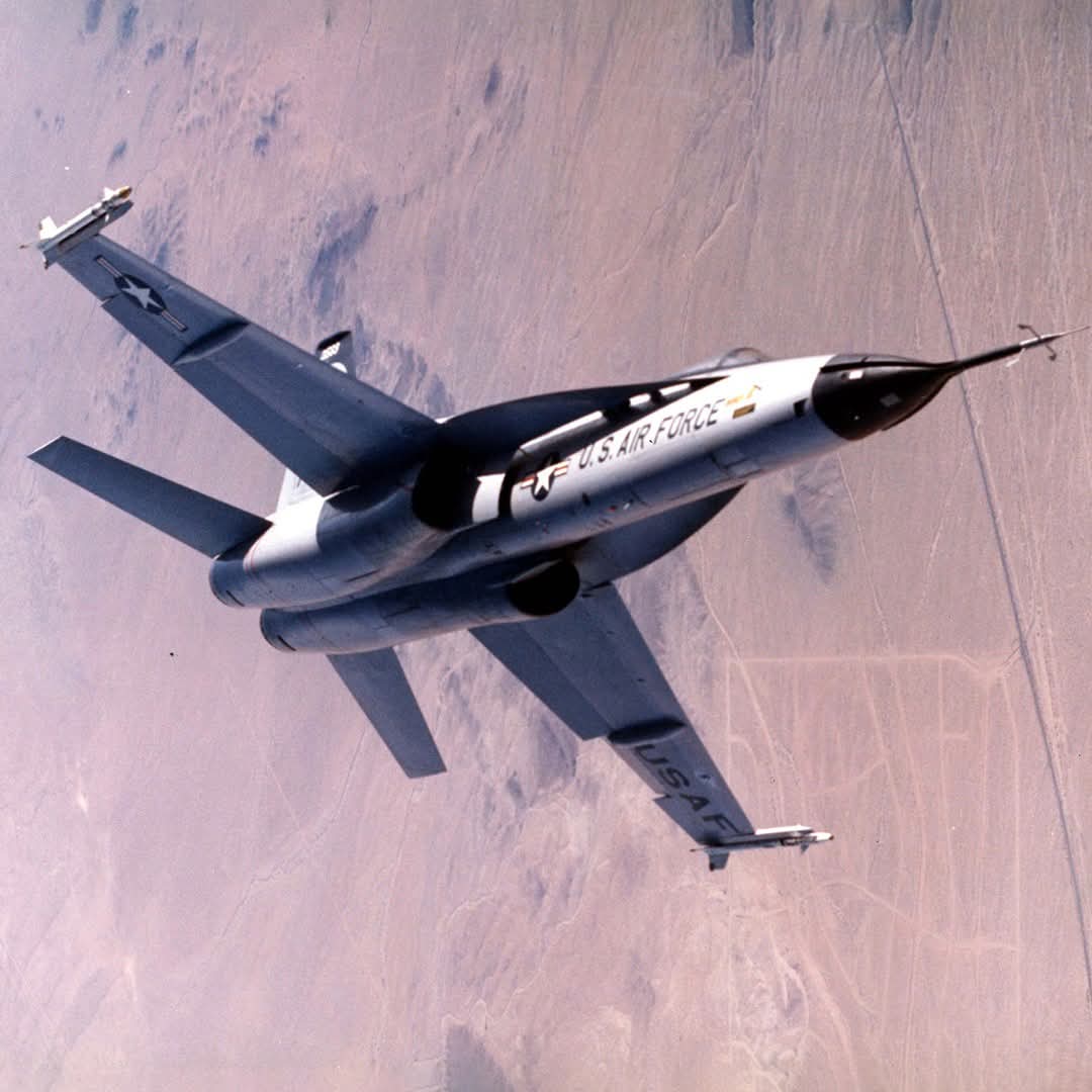 RealAirPower1's tweet photo. On this day 52 years ago, Northrop chief test pilot Henry “Hank” Chouteau made the first flight of the YF-17 Cobra at Edwards AFB (June 9, 1974). Adored for its radical leading-edge root extensions and insane high angle-of-attack agility, the twin-engine Cobra was a dogfighting dream. While it famously lost to the YF-16 in the Air Force’s Lightweight Fighter contest, the YF-17's story didn't end there. The Navy saw its carrier potential and teamed Northrop with McDonnell Douglas to evolve the design into the legendary F/A-18 Hornet 👏