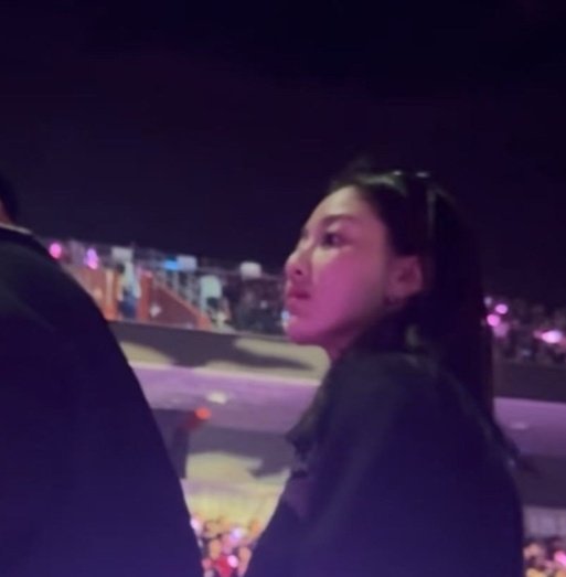 Ckim2030370's tweet photo. No wodner ur fav is watching jennie concert lmao https://t.co/anEsoFZLmK