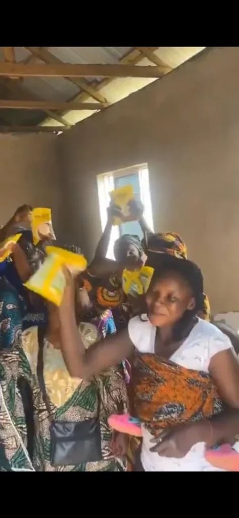 MobilePunch's tweet photo. 𝗩𝗜𝗗𝗘𝗢: 𝗢𝘆𝗼 𝗿𝗲𝘀𝗶𝗱𝗲𝗻𝘁𝘀 𝗰𝗵𝗮𝗻𝘁𝗶𝗻𝗴 ‘𝗝𝗮𝗴𝗮𝗯𝗮𝗻 2027’ 𝗮𝗳𝘁𝗲𝗿 𝗿𝗲𝗰𝗲𝗶𝘃𝗶𝗻𝗴 𝘀𝗲𝗺𝗼𝘃𝗶𝘁𝗮

𝗥𝗲𝗮𝗱 𝗠𝗼𝗿𝗲: https://t.co/twwBn7sxDP https://t.co/jw9cHZKcXN