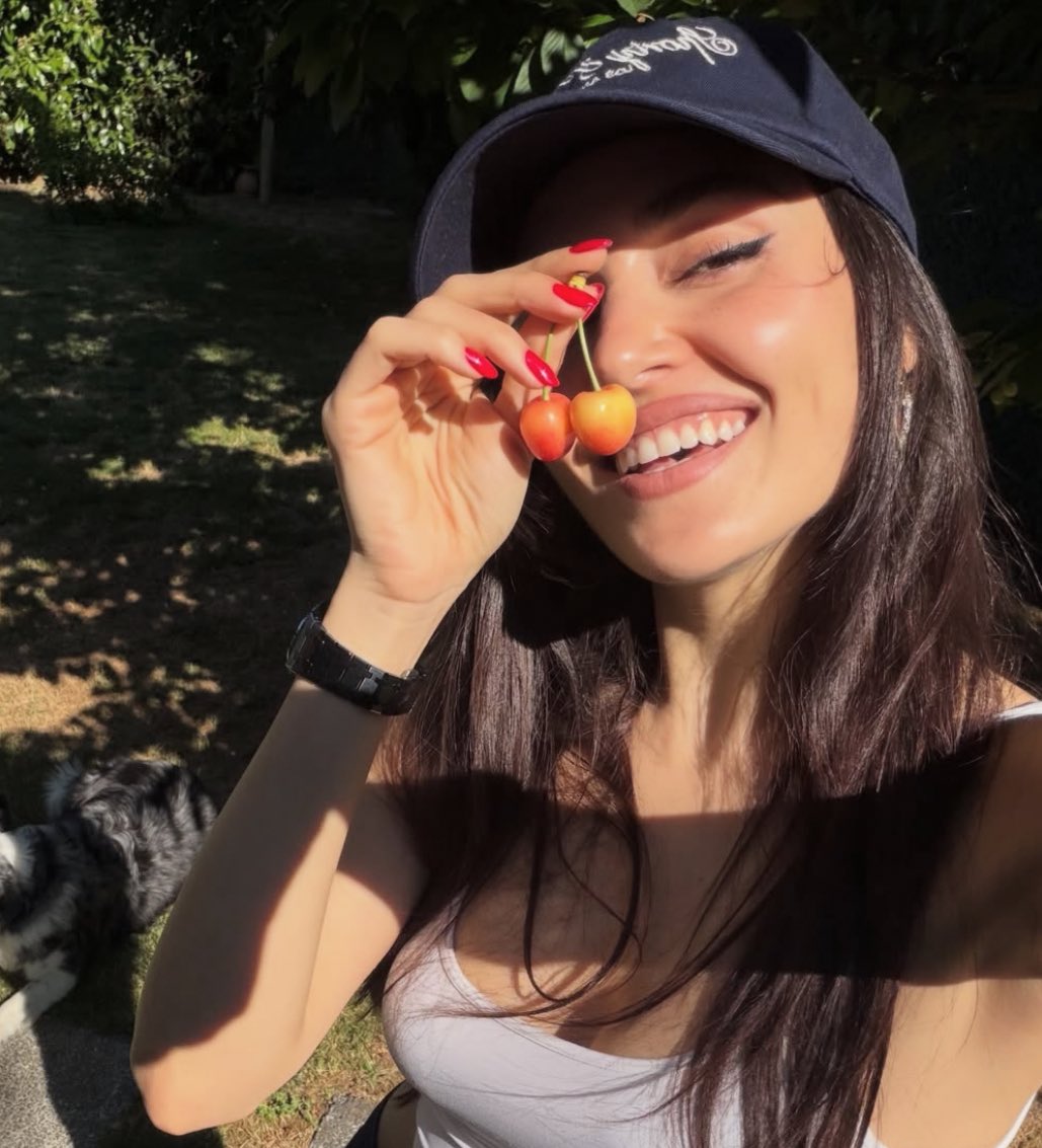 handedits200's tweet photo. I want to eat you through the screen. 🥹🌸🍒 https://t.co/lJsxGadCPU