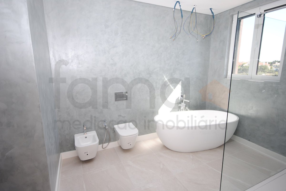 eliseumateus's tweet photo. Temos para venda uma moradia geminada T3 com três suítes, casas de banho com materiais de muito boa qualidade e todos os quartos com roupeiros embutidos e ar condicionado. A sala é bastante ampla, com saídas para uma piscina espetacular, zona de banhos e zona de lazer. A cozinha encontra-se totalmente equipada. A moradia está localizada em Alcabideche, Cascais. O valor da moradia é 1.150.000 €.

Veja por si mesmo: https://t.co/uYSbG1pmVN