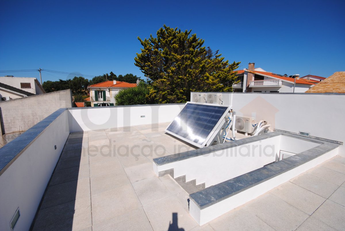 eliseumateus's tweet photo. Temos para venda uma moradia geminada T3 com três suítes, casas de banho com materiais de muito boa qualidade e todos os quartos com roupeiros embutidos e ar condicionado. A sala é bastante ampla, com saídas para uma piscina espetacular, zona de banhos e zona de lazer. A cozinha encontra-se totalmente equipada. A moradia está localizada em Alcabideche, Cascais. O valor da moradia é 1.150.000 €.

Veja por si mesmo: https://t.co/uYSbG1pmVN
