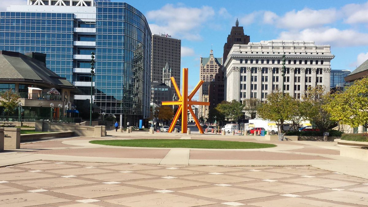 eVisitorGuide's tweet photo. Take a FREE self-guided walking tour of Milwaukee! Explore @EastTown, @WestownAssoc, RiverWalk &amp; Lakefront! Fun &amp; informative. https://t.co/11JYAlBeey

#Milwaukee #MKE #VisitMKE #travel #budgettravel #tours #walkingtours #freetours #SightseeingMadeSimple @MilwDowntown https://t.co/xhlp9srWB2