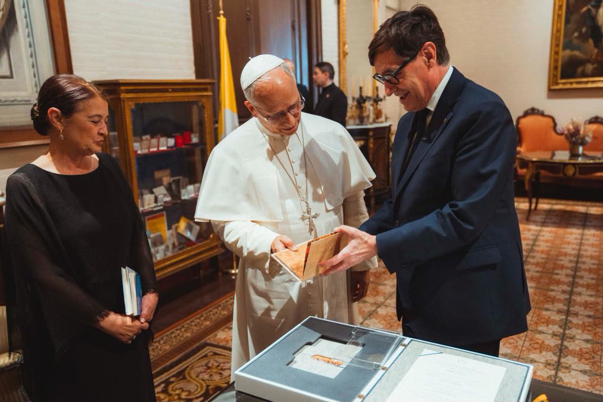 salvadorilla's tweet photo. Hem ofert al papa Lleó XIV tres regals que expliquen Catalunya: un país d'arrels profundes, orgullós de la seva llengua i de la seva història, i compromès amb la pau, la convivència i el bé comú. 

- ⁠Una Còpia de l’Acta de col·locació de la Primera Pedra del Temple Expiatori de la Sagrada Família.  
- ⁠La reproducció d’una nina d’ivori, trobada en la necròpolis paleocristiana de Tarragona.  
- Una còpia de les Homilies d’Organyà, el text en català més antic que conservem. 

Cultura, terra i valors. Així som i així ens mostrem.