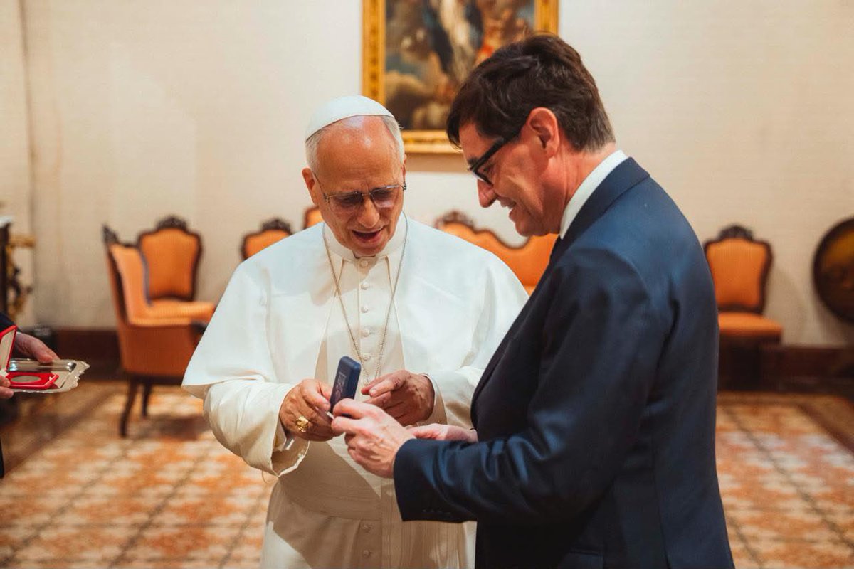 salvadorilla's tweet photo. Hem ofert al papa Lleó XIV tres regals que expliquen Catalunya: un país d'arrels profundes, orgullós de la seva llengua i de la seva història, i compromès amb la pau, la convivència i el bé comú. 

- ⁠Una Còpia de l’Acta de col·locació de la Primera Pedra del Temple Expiatori de la Sagrada Família.  
- ⁠La reproducció d’una nina d’ivori, trobada en la necròpolis paleocristiana de Tarragona.  
- Una còpia de les Homilies d’Organyà, el text en català més antic que conservem. 

Cultura, terra i valors. Així som i així ens mostrem.