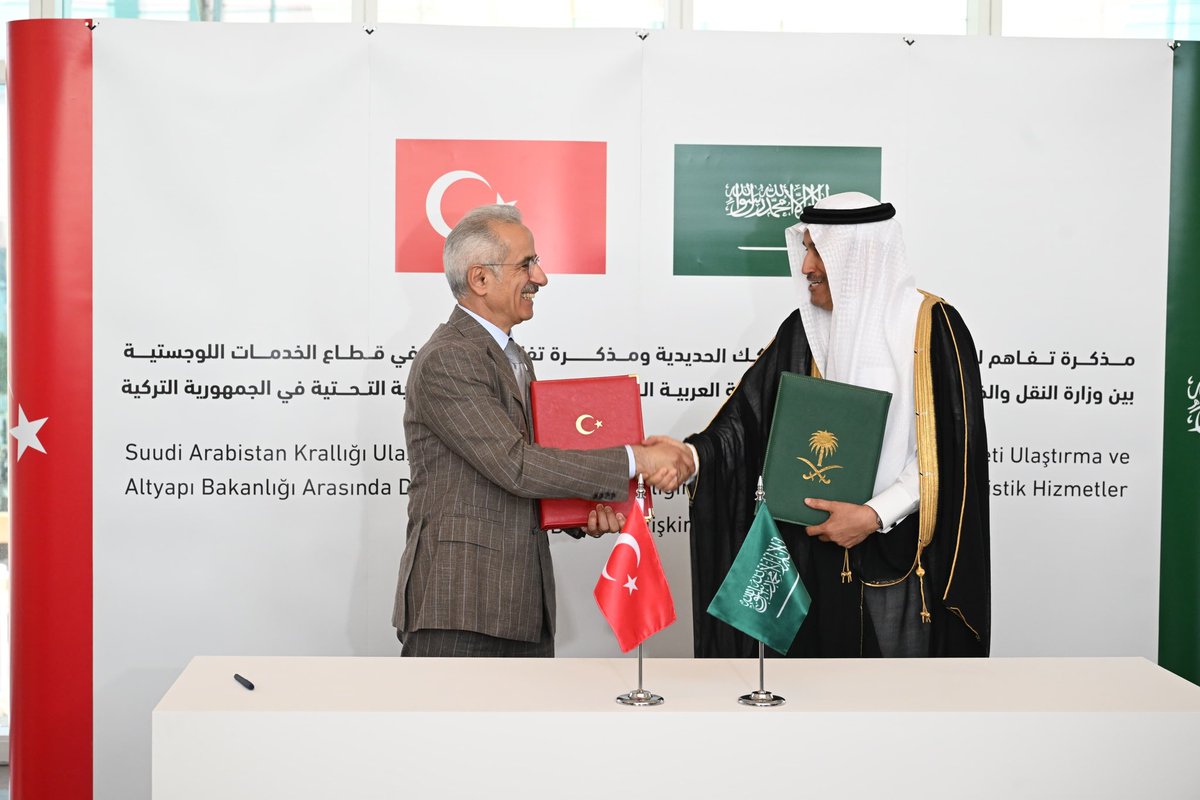 Gulf_Monitoring's tweet photo. Türkiye and Saudi Arabia signed two memoranda of understanding in Riyadh, covering cooperation in railway and logistics sectors. The agreements focus on building logistics centers and expanding collaboration across all areas of rail transport.

 @a_uraloglu https://t.co/GejWgODwF5