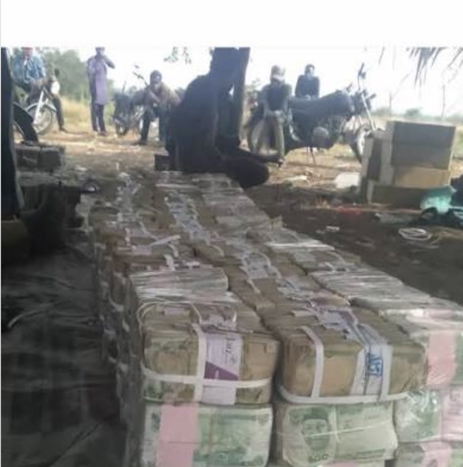 davidodediran's tweet photo. Two types of governments are currently in power in Nigeria, one is collecting taxes and the other one is collecting ransom! https://t.co/Zk5T7OXMCG
