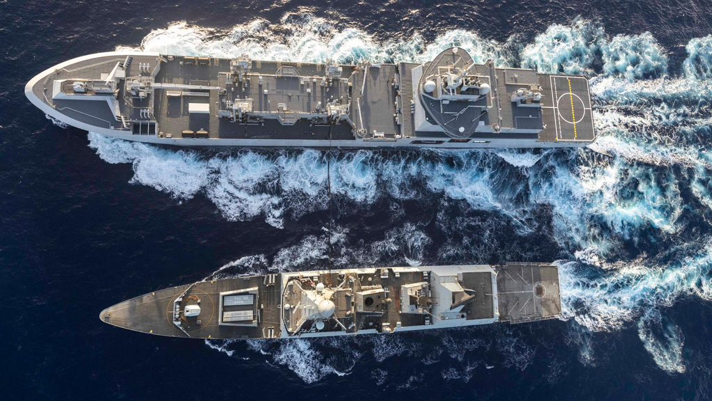 HMSDragon's tweet photo. Nearest petrol station? We don’t go to it— it comes to us ⛽️ 

Replenishment at Sea (RAS) keeps us fuelled and operational, without leaving our station.

@RoyalNavy @DefenceOps @MarineNationale https://t.co/WLLjIvuTlg