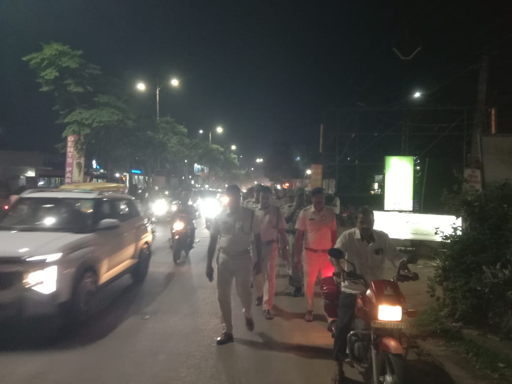 dcp_cuttack's tweet photo. Intensive night and foot patrolling conducted by Barang PS to enhance public safety, prevent crime, and ensure a secure environment for all. #WeCareWeDare 
@cpbbsrctc 
@odisha_police https://t.co/mVOESpVuV2