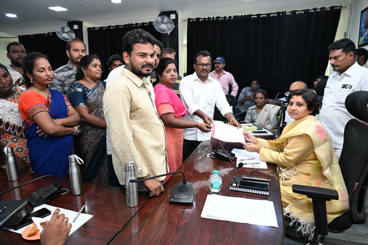 MCTTirupati's tweet photo. తిరుపతి నగరపాలక సంస్థ కార్యాలయం లో నిర్వహించిన ప్రజా పిర్యాదుల పరిష్కార వేదికలో ప్రజల నుండి వినతులు స్వీకరిస్తున్న కమిషనర్ (ఎఫ్.ఏ.సి) శ్రీమతి శారదా దేవి గారు.
#Tirupati #smartcity #mct #tsccl #PGRS #maud_municipal #NCBN #APCM #Tirupati #cdma_municipal https://t.co/XaMDUMukFM