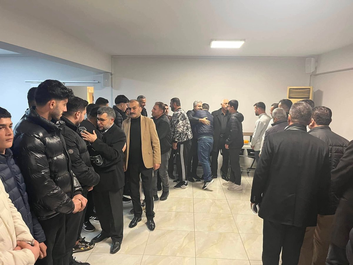 Kcmnbs63's tweet photo. Abdülmelik Kılıç Bu Sabah Elle Tutulur Hiçbir Gerekçe Gösterilmeden Nevzat Pektaş ve Sedat Özgür ile Birlikte Gözaltına Alındı.
Köklü Değişim Aydın Temsilciliği Abdülmelik Kılıç hoca  husumetli iki aileyi uzun uğraşlar sonucu barıştırmış ve olası tatsız olayların önüne geçmişti. https://t.co/K0GxEtZLEK