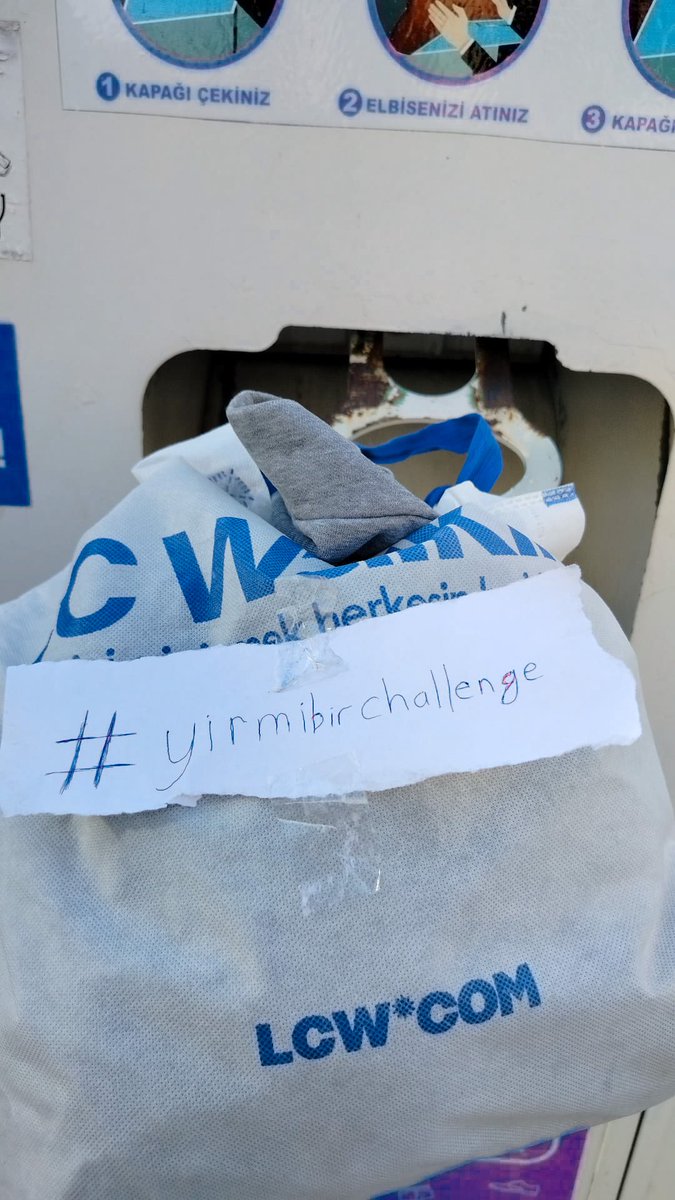 0xoguz's tweet photo. Bir kıyafet eksilmez, bir tebessüm çoğalır. 
Hayat paylaştıkça güzeldir.

#yirmibirchallenge https://t.co/PzGbZOnIGX