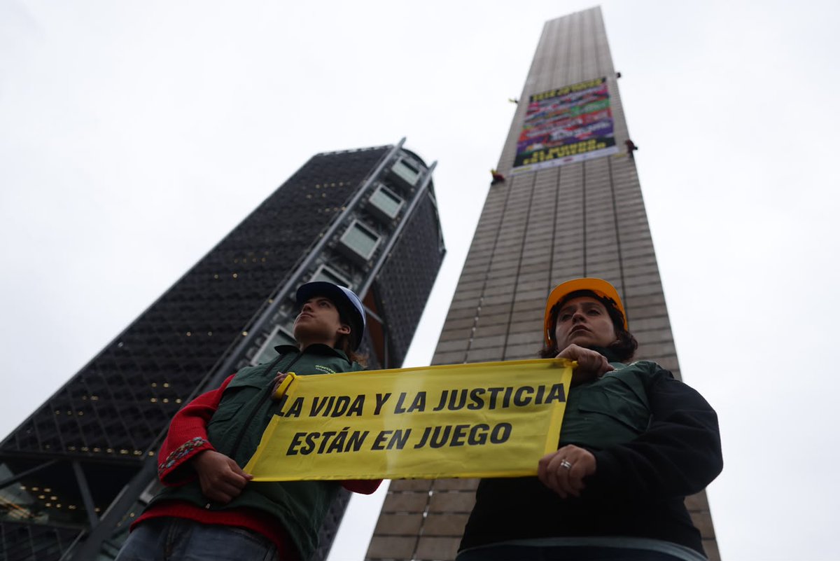 Pajaropolitico's tweet photo. 🪧La mañana de este martes, activistas de distintas organizaciones se manifestaron en la Estela de Luz en la CDMX y colocaron una lona sobre el monumento en la que exigen a la presidenta @Claudiashein atender  las distintas problemáticas sociales y ambientales del país. 

📷: @greenpeacemx