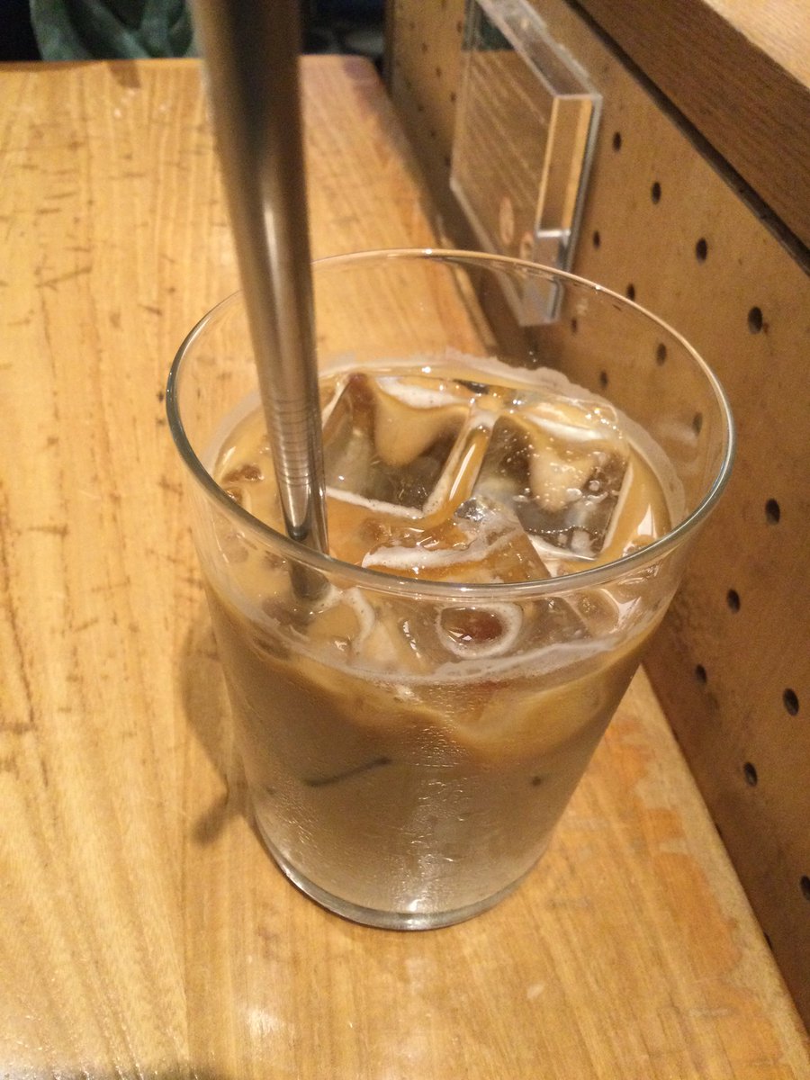Silver8assassin's tweet photo. そいや少し前に行ったカフェ
マドラーかなって思ったら穴いててストローで飲んだら、びっくりするくらい冷たくてなんか違和感凄くて

金属… おめぇはストローにむかない

ちなみにスムージーはストロー(ノーマル)である https://t.co/7HVtGXfP9i
