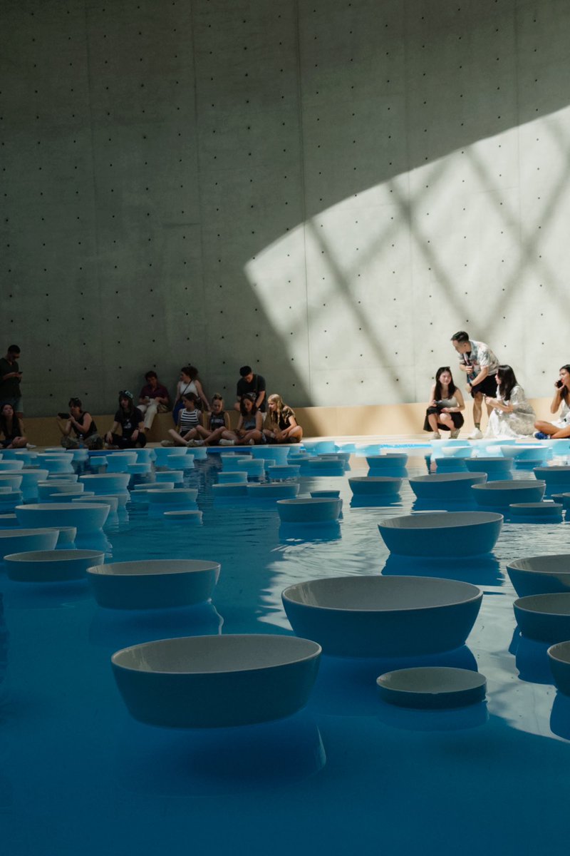 gongkritt's tweet photo. ชอบ Bourse de Commerce 📍Paris มาก ช่วงนั้นมี installation ของ Céleste Boursier-Mougenot ที่เป็นชามลอยน้ำ กระทบกันเป็นเสียงกังวาล นี่นั่งอยู่ได้ทั้งวันเลย แล้วตัวอาคารก็คือเป็นโดม แกรนด์เว่อ https://t.co/H97KAnsz5h