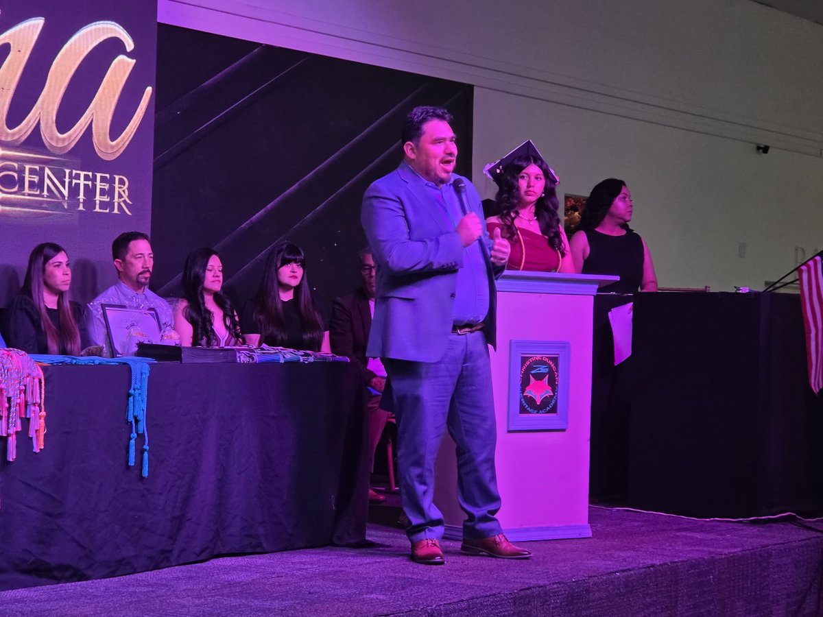 ConsulMexAlb's tweet photo. Agradecemos a Christine Duncan's Heritage Academy (@ChristineDHA) 
por la amable invitación al @ConsulMexAlb para participar en las actividades del Sello Bilingüe y en la ceremonia de clausura y promoción de octavo grado. 🎓📚

El Sello Bilingüe reconoce el esfuerzo, la dedicación y las habilidades lingüísticas de las y los estudiantes, al tiempo que destaca el valor del bilingüismo como una herramienta que fortalece el desempeño académico, amplía oportunidades profesionales y fomenta el entendimiento entre culturas. Reconocer y preservar el español como lengua de herencia es también una forma de fortalecer la identidad y el orgullo de nuestras comunidades.

Fue un honor acompañar a los graduandos en este importante logro académico. 

¡Muchas felicidades por este gran paso y mucho éxito en los retos que están por venir! 

#SelloBilingüe #BilingualismMatters #Educación #CasaMéxicoEnNuevoMéxico