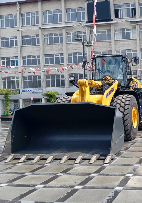 burdurgundem's tweet photo. Burdur Belediyesi Araç Filosunu Güçlendirmeye Devam Ediyor

Burdur Belediyesi, şehir genelinde yürüttüğü hizmetlerin daha etkin ve hızlı bir şekilde sürdürülebilmesi amacıyla araç ve iş makinesi filosunu güçlendirmeyi sürdürüyor.

Bu kapsamda belediye bünyesine kazandırılan 2 yeni iş makinesi, Cumhuriyet Meydanı’nda düzenlenen programla vatandaşların beğenisine sunuldu. Tanıtım etkinliğinde sergilenen yeni iş makinelerinin, özellikle altyapı, yol yapım, bakım ve çeşitli belediye hizmetlerinde kullanılacağı belirtildi.

Belediye yetkilileri, araç filosuna yapılan yeni takviyelerle birlikte hizmet kapasitesinin artırılmasının hedeflendiğini ifade ederek, vatandaşlara daha hızlı ve kaliteli hizmet sunabilmek adına yatırımların devam edeceğini vurguladı. @orkunercengiz @ALSAY5