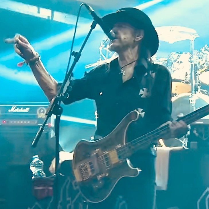 mhb1851's tweet photo. ◎Motörhead - Clean Your Clock
レミー急逝1か月前のライヴ。この時すでにレミーの体は病に襲われていたのだろう。そのせいか、彼の演奏が遅れる場面があり、それを指摘する声がある。本質はそこではない。彼は最期まで立ち向かう姿を見せた。どう生き、どう死ぬか、レミーからのラストメッセージ🤠 https://t.co/6SDpx5yo1i