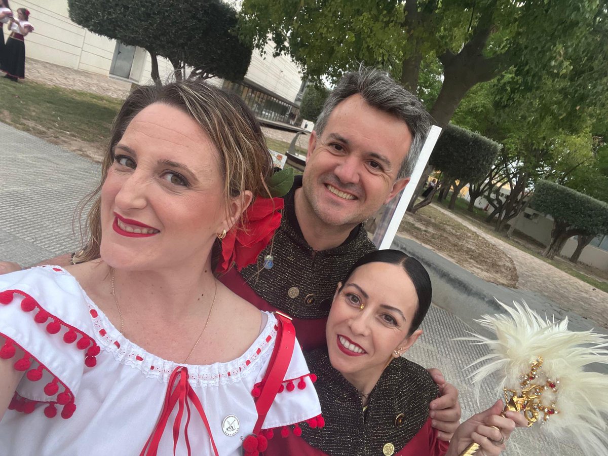 vicentecases's tweet photo. Compartiendo algunos de los mejores momentos de los desfiles junto a mi Comparsa Caballeros de Júzar #Benejúzar

Días de emoción, compañerismo y orgullo festero, en los que volvemos a demostrar la pasión con la que vivimos nuestras fiestas.

#CaballerosDeJuzar #MorosyCristianos https://t.co/WDrRwGbypD