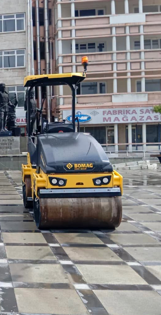 burdurgundem's tweet photo. Burdur Belediyesi Araç Filosunu Güçlendirmeye Devam Ediyor

Burdur Belediyesi, şehir genelinde yürüttüğü hizmetlerin daha etkin ve hızlı bir şekilde sürdürülebilmesi amacıyla araç ve iş makinesi filosunu güçlendirmeyi sürdürüyor.

Bu kapsamda belediye bünyesine kazandırılan 2 yeni iş makinesi, Cumhuriyet Meydanı’nda düzenlenen programla vatandaşların beğenisine sunuldu. Tanıtım etkinliğinde sergilenen yeni iş makinelerinin, özellikle altyapı, yol yapım, bakım ve çeşitli belediye hizmetlerinde kullanılacağı belirtildi.

Belediye yetkilileri, araç filosuna yapılan yeni takviyelerle birlikte hizmet kapasitesinin artırılmasının hedeflendiğini ifade ederek, vatandaşlara daha hızlı ve kaliteli hizmet sunabilmek adına yatırımların devam edeceğini vurguladı. @orkunercengiz @ALSAY5