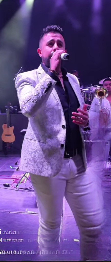 EllosMorbo's tweet photo. Se llama Diego, canta horrible, pero que buen paquete se carga 🍆🤤 https://t.co/WlQ0EalEW5