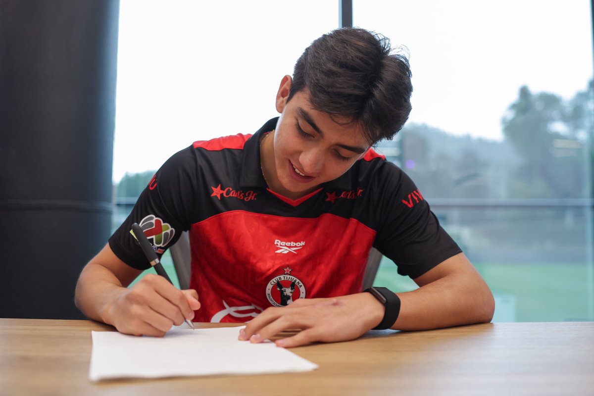 JacobsBen's tweet photo. Gilberto Mora has signed a significant contract with Club Tijuana and been given the No.10 shirt.

Three-year deal for the 17-year-old Mexican, who will be the youngest player at the World Cup.

There is a release clause as part of the agreement.✍️ https://t.co/YdOqmgxMod
