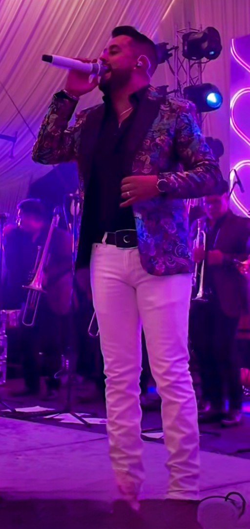 EllosMorbo's tweet photo. Se llama Diego, canta horrible, pero que buen paquete se carga 🍆🤤 https://t.co/WlQ0EalEW5