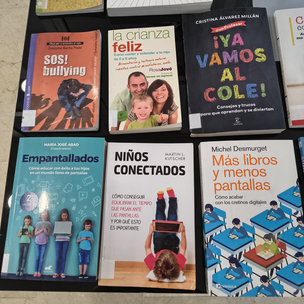 biblioxeraco's tweet photo. 👨‍👩‍👧‍👦📚 Racó de pares i mares 📚👨‍👩‍👧‍👦

👉 Selecció de llibres relacionats amb diferents aspectes del món dels nadons, la infància i l’adolescència: criança, salut, noves tecnologies, emocions, etc.  Vos convidem a donar-li una ullada! 👌👀
#biblioxeraco #llibresrecomanats https://t.co/nI5TPhd4de