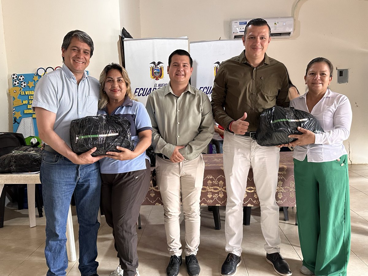 EducacionZ7_Ec's tweet photo. En cumplimiento al Art. 42 del Código de Trabajo, iniciamos con la entrega de kits de uniformes al personal de @EducacionCZ7_Ec garantizando con ello las condiciones laborales de 582 trabajadores. 💪👖👕🧍‍♂️ https://t.co/Y31I7D5pjV