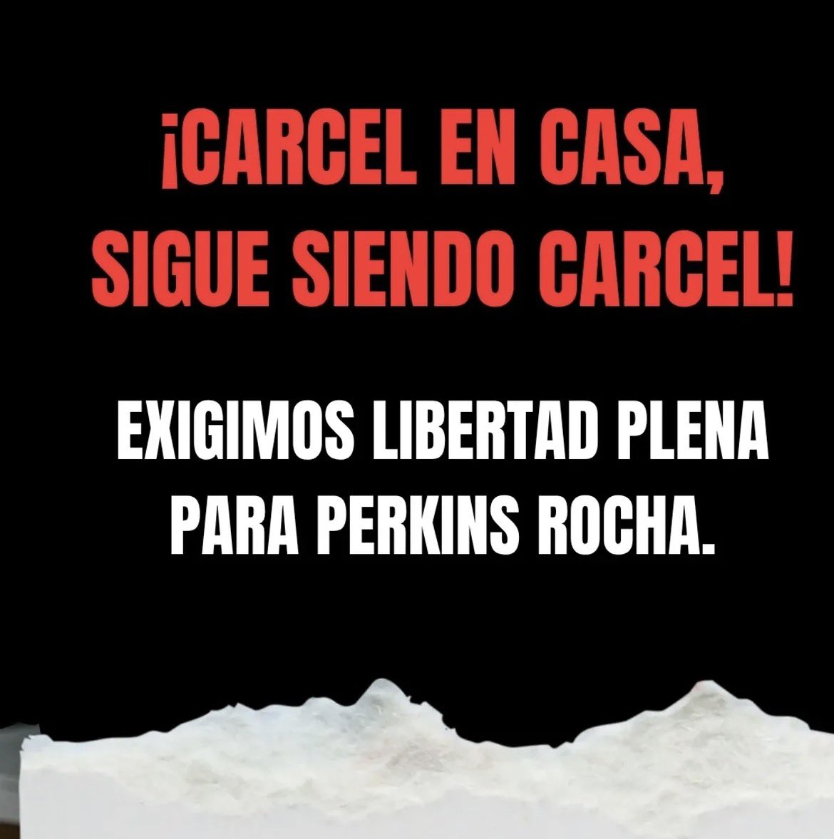 elhabito's tweet photo. Al régimen le conviene tenerlo así: ni preso del todo, ni libre del todo. La zona gris es su obra maestra. Porque un mártir en una celda genera indignación. Un hombre con grillete en su casa genera... negociación. Y eso es exactamente lo que buscan: convertir una injusticia en moneda de cambio, y encontrar del otro lado a alguien dispuesto a sentarse a regatear el precio de la libertad ajena. @yorisvillasana lo llama crueldad infinita. Yo lo llamo un negocio. Y en todo negocio hay dos partes. Pregúntense quién está sentado en la otra silla. 
🇻🇪🆓 Libertad plena para @PerkinsRocha. Libertad para todos los presos políticos de Venezuela.