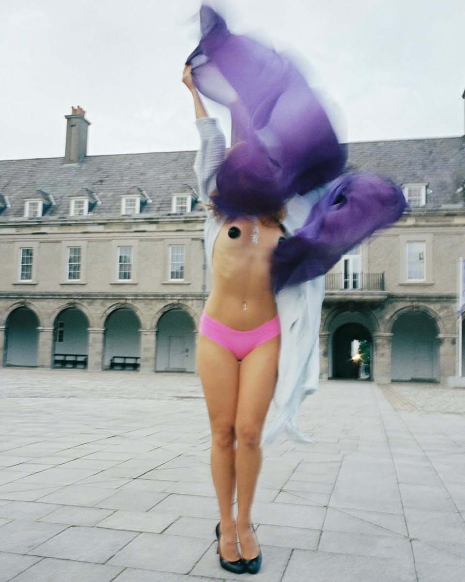 infoaddisonrbr's tweet photo. Addison Rae em novas fotos no Museu Irlandês de Arte Moderna, em Dublin. https://t.co/BbJ0YcDQzf